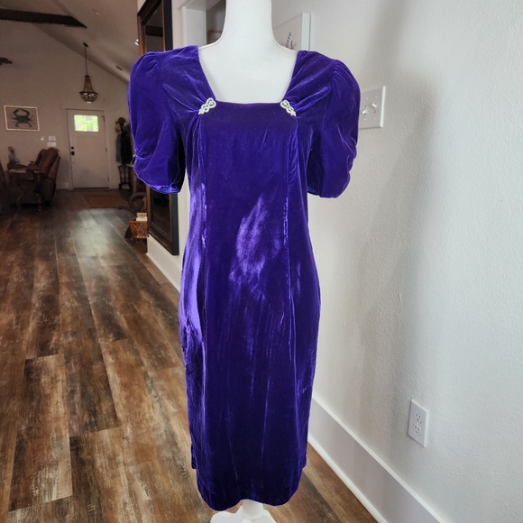 Cachet by Bari Protas Dresses & Skirts - Cachet By Bari Protas Vintage Velvet Dress Purple With Shoulder Pads